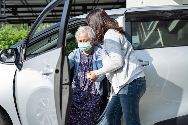 Ajude e apoie a paciente idosa asiática ou idosa que anda com o caminhante, prepare-se para chegar ao carro, conceito médico forte e saudável