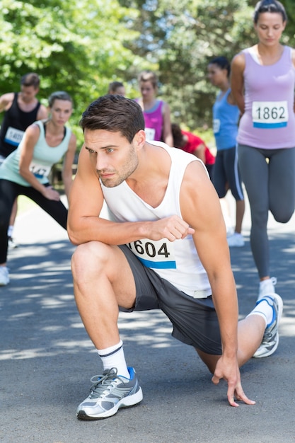 Ajude o homem a aquecer antes da corrida