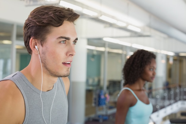 Foto ajude o homem a correr na esteira a ouvir música