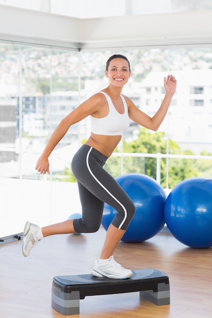 Ajustar a jovem fazendo exercícios aeróbicos