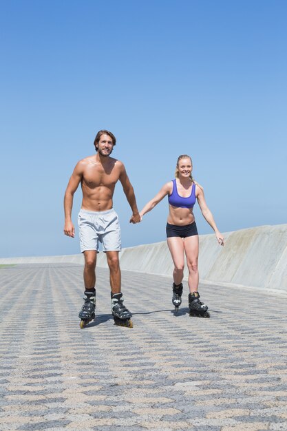 Ajustar o par de patins em conjunto no passeio marítimo