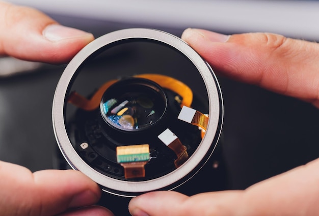 Foto ajuste y alineación de servicio de lentes dslr ópticas de precisión de primer nivel reparación de lentes de cámaras en el lugar de trabajo del ingeniero fotográfico mantenimiento de las lentes de las cámaras fotográficas