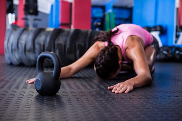 Ajuste atleta femenina haciendo ejercicio en el gimnasio