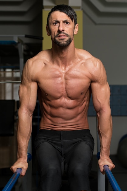 Ajuste atleta haciendo ejercicio en barras paralelas