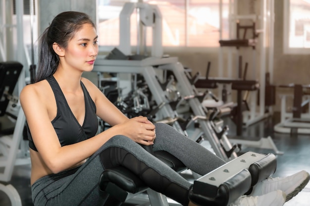 Ajuste da mulher de Ásia e sorriso saudável no gym após o exercício.