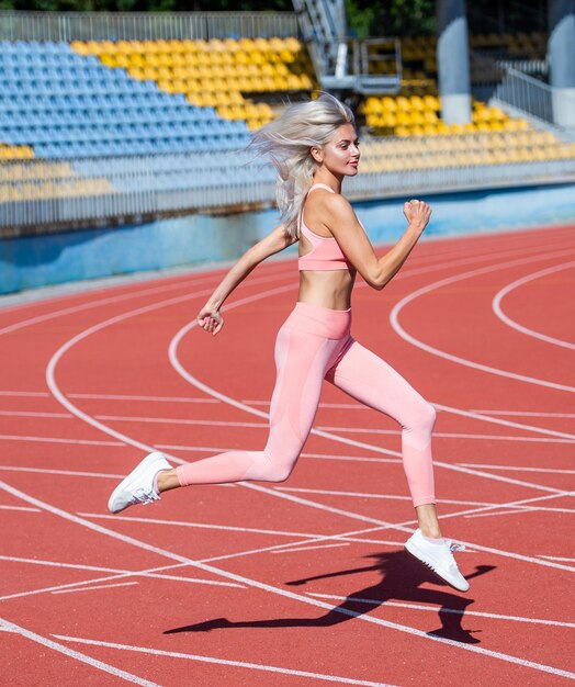 Fotos de Pura perfección. saludable y deportivo. sexy mujer de fitness en ropa  deportiva. mujer atlética con caderas sexy en el estadio. atleta femenina  lista para el entrenamiento deportivo. entrenamiento de entrenador