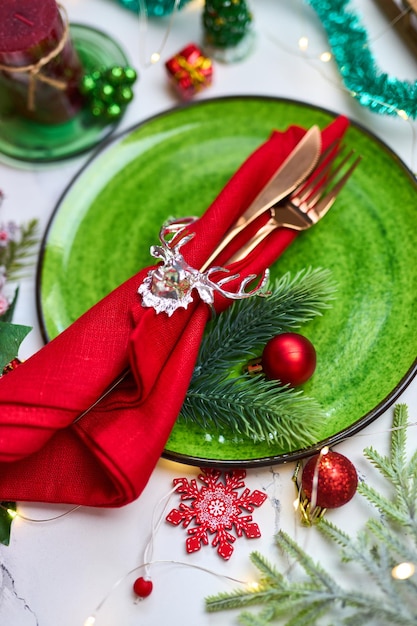 Ajuste de lugar de mesa de Natal tradicional. Fundo de férias.