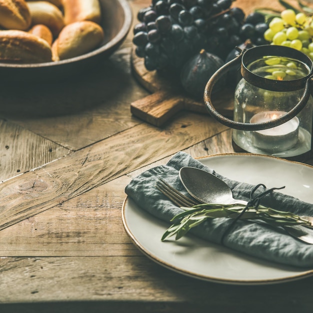 Ajuste de decoración de mesa de vacaciones de otoño con cubiertos y decoración.