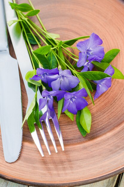 Ajuste festivo de la tabla con las flores púrpuras.