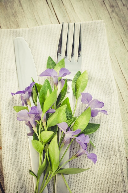 Ajuste festivo de la tabla con las flores púrpuras.