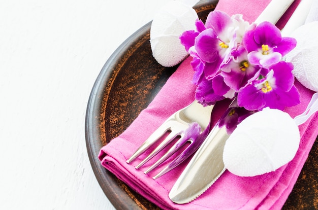 Ajuste festivo de la tabla de Pascua con la flor fresca.