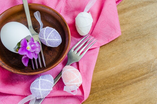 Ajuste festivo de la tabla de Pascua con la flor fresca.