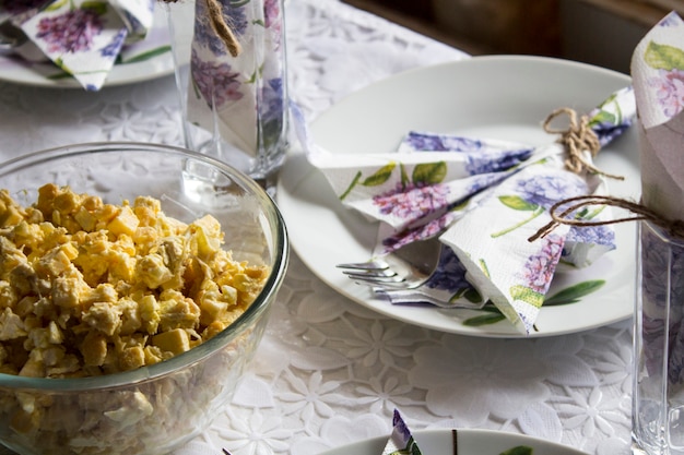 Ajuste festivo de la tabla. Plato, vasos, servilletas