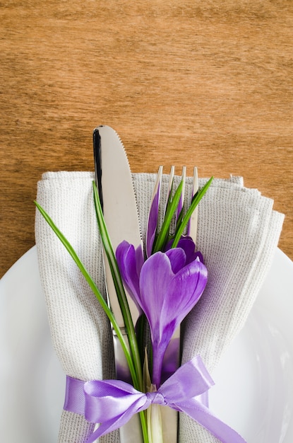 Ajuste festivo de la tabla de la primavera con la flor fresca.