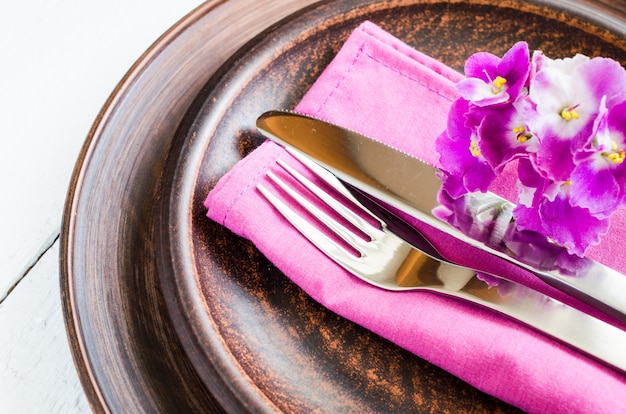 Ajuste festivo de la tabla de la primavera con la flor fresca.