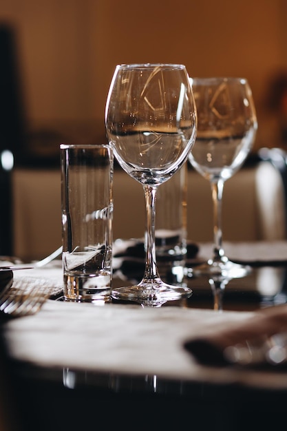 Ajuste fino de la mesa de la cena del restaurante