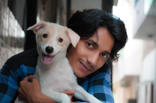 Ajuste de joven con un lindo cachorro