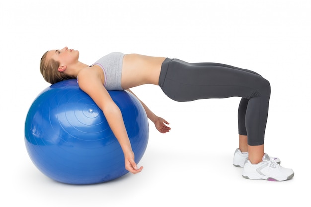 Ajuste joven mujer ejercicio con pelota de fitness