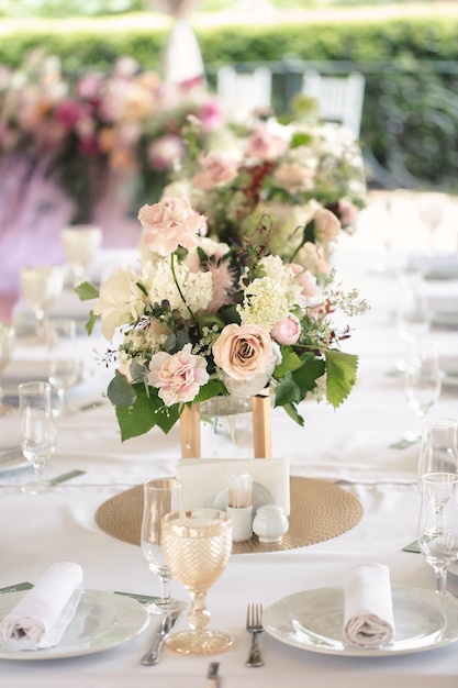 Ajuste lujoso de la mesa del banquete de boda