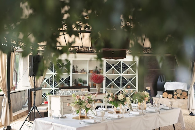 Ajuste lujoso de la mesa del banquete de boda