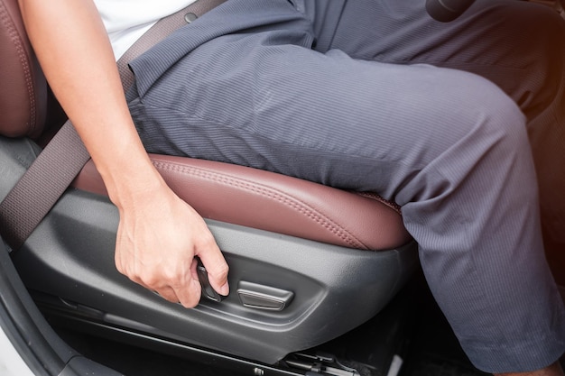 Ajuste manual del asiento del automóvil antes de conducir por la carretera Concepto de transporte ergonómico y seguro