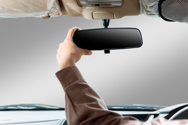 Ajuste manual del espejo retrovisor en el interior del coche