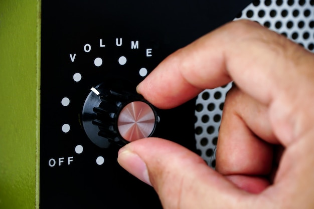 Ajuste manualmente o controle de volume use a mão para ajustar o volume no botão de controle de volume