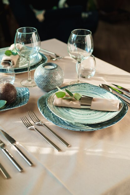 Ajuste de la mesa de banquete verde decorado con velas