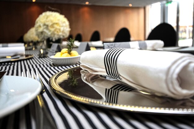 Ajuste de mesa en blanco y negro para cena de gala o evento de fiesta corporativa.
