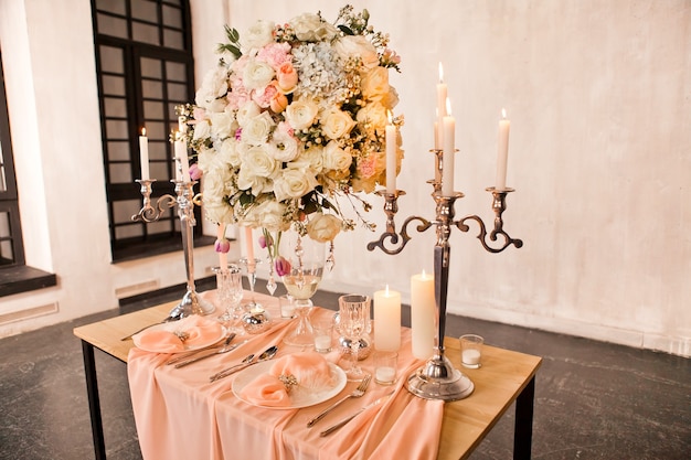 Ajuste de la mesa de boda con hermosos manteles, platos caros y decoraciones