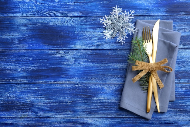 Ajuste de la mesa para la cena de Navidad