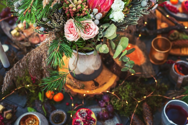 Ajuste de la mesa para una ceremonia de boda en un estilo ecológico en el bosque