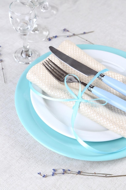 Foto ajuste de la mesa de comedor con flores de lavanda sobre fondo de mantel claro