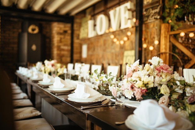 Ajuste de la mesa de comedor en la recepción de la boda.