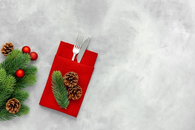 Ajuste de la mesa con decoraciones para año nuevo