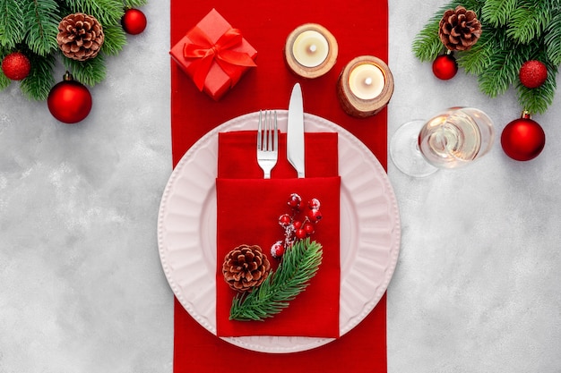 Ajuste de la mesa con decoraciones para año nuevo