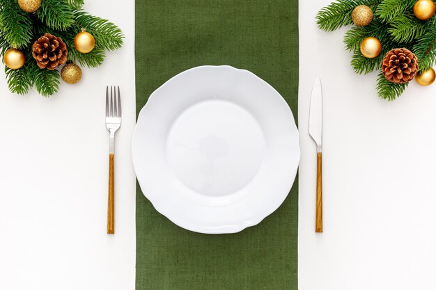 Ajuste de la mesa con decoraciones para año nuevo