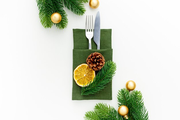 Ajuste de la mesa con decoraciones para año nuevo