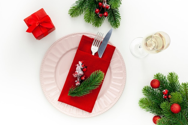 Ajuste de la mesa con decoraciones para año nuevo