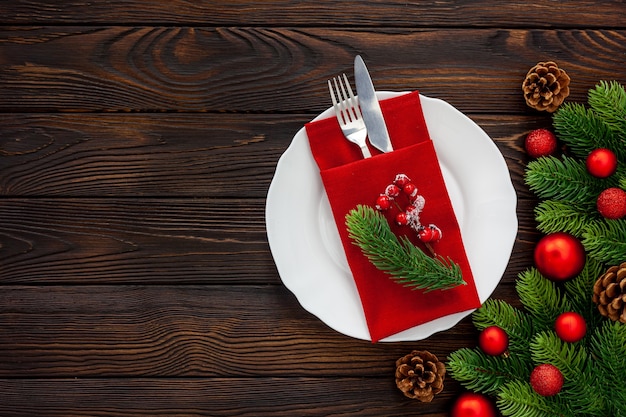 Foto ajuste de la mesa con decoraciones para año nuevo