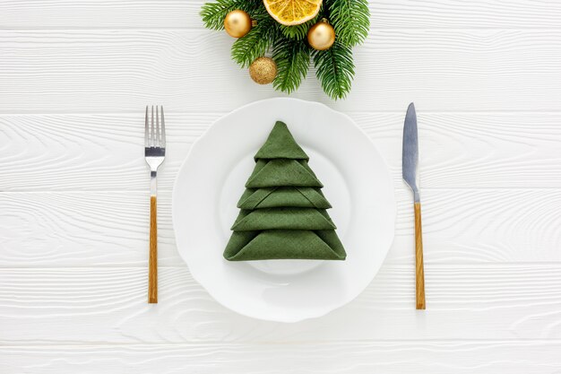 Ajuste de la mesa con decoraciones para año nuevo