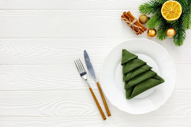 Ajuste de la mesa con decoraciones para año nuevo