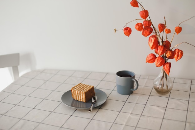 Ajuste de la mesa para el desayuno con un delicioso aspecto estético de pastel.
