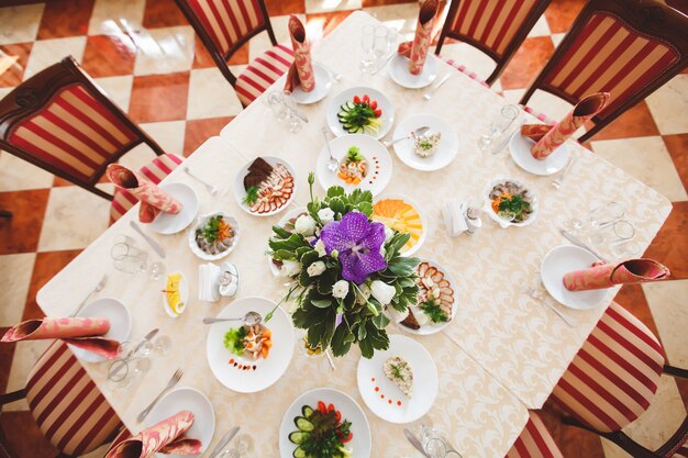 Foto ajuste de la mesa para un evento de boda