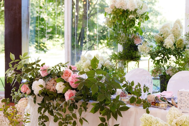 Ajuste de la mesa para un evento, fiesta o boda en el restaurante decorado