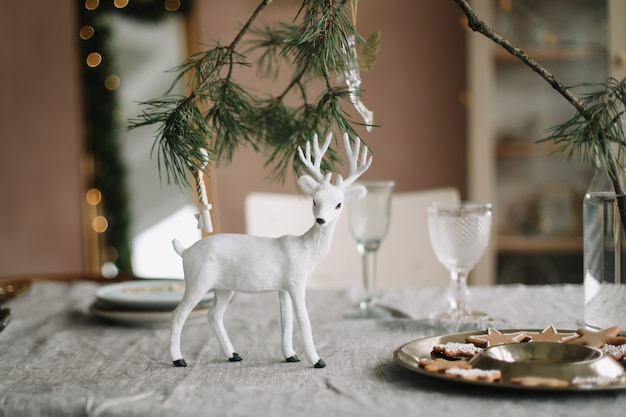 Ajuste de la mesa festiva con decoraciones rústicas para Navidad y Año Nuevo