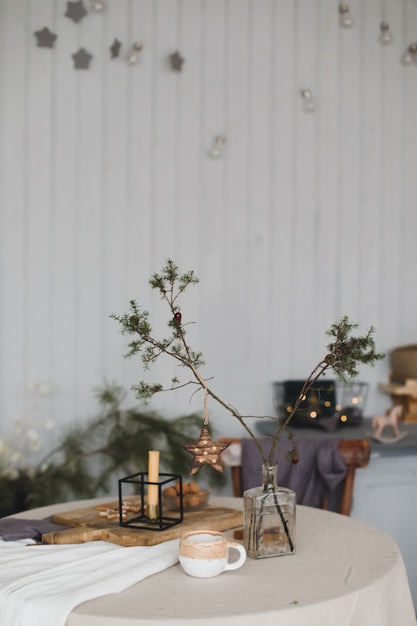 Ajuste de la mesa festiva con decoraciones rústicas para Navidad y Año Nuevo