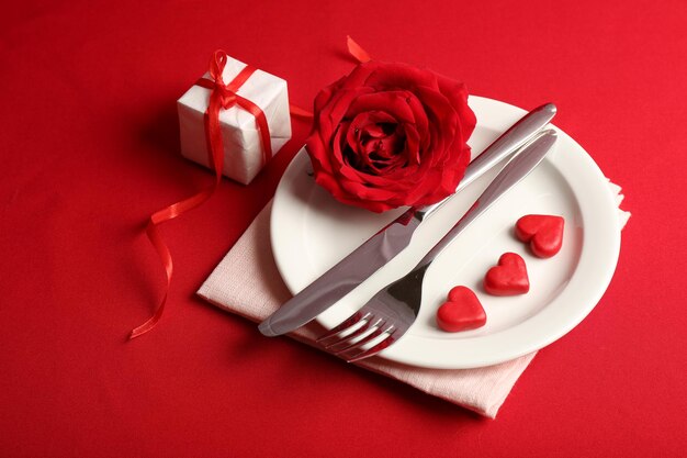 Ajuste de la mesa festiva para el día de San Valentín