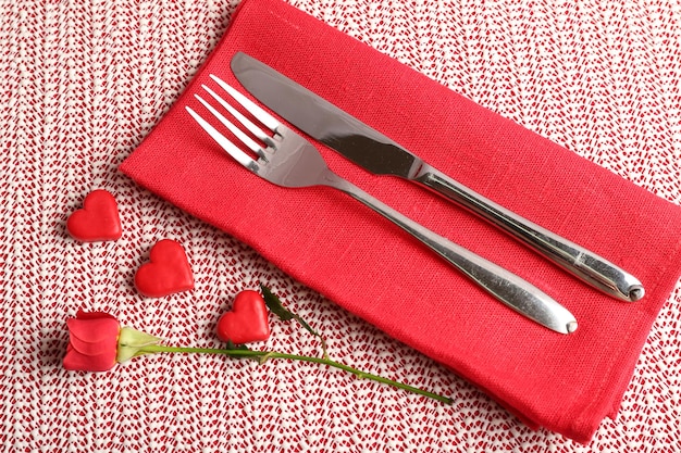 Ajuste de la mesa festiva para el día de San Valentín