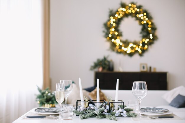 Ajuste de la mesa festiva para Navidad y año nuevo